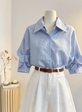 蓝色条纹短袖衬衫女2025夏高级感压褶泡泡袖通勤衬衣宽松韩系上衣