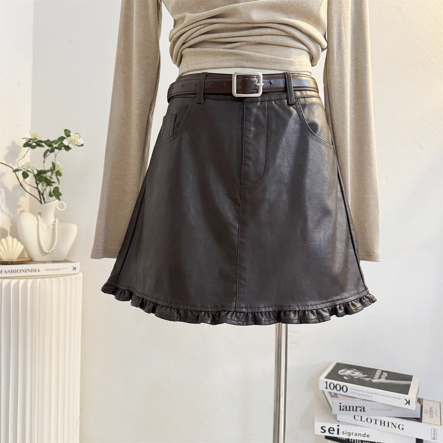 咖色小皮裙木耳花边半身裙女2025秋冬高腰a字PU皮短裙防走光裙子