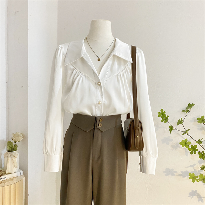 宽松气质缎面长袖翻领露锁骨衬衫