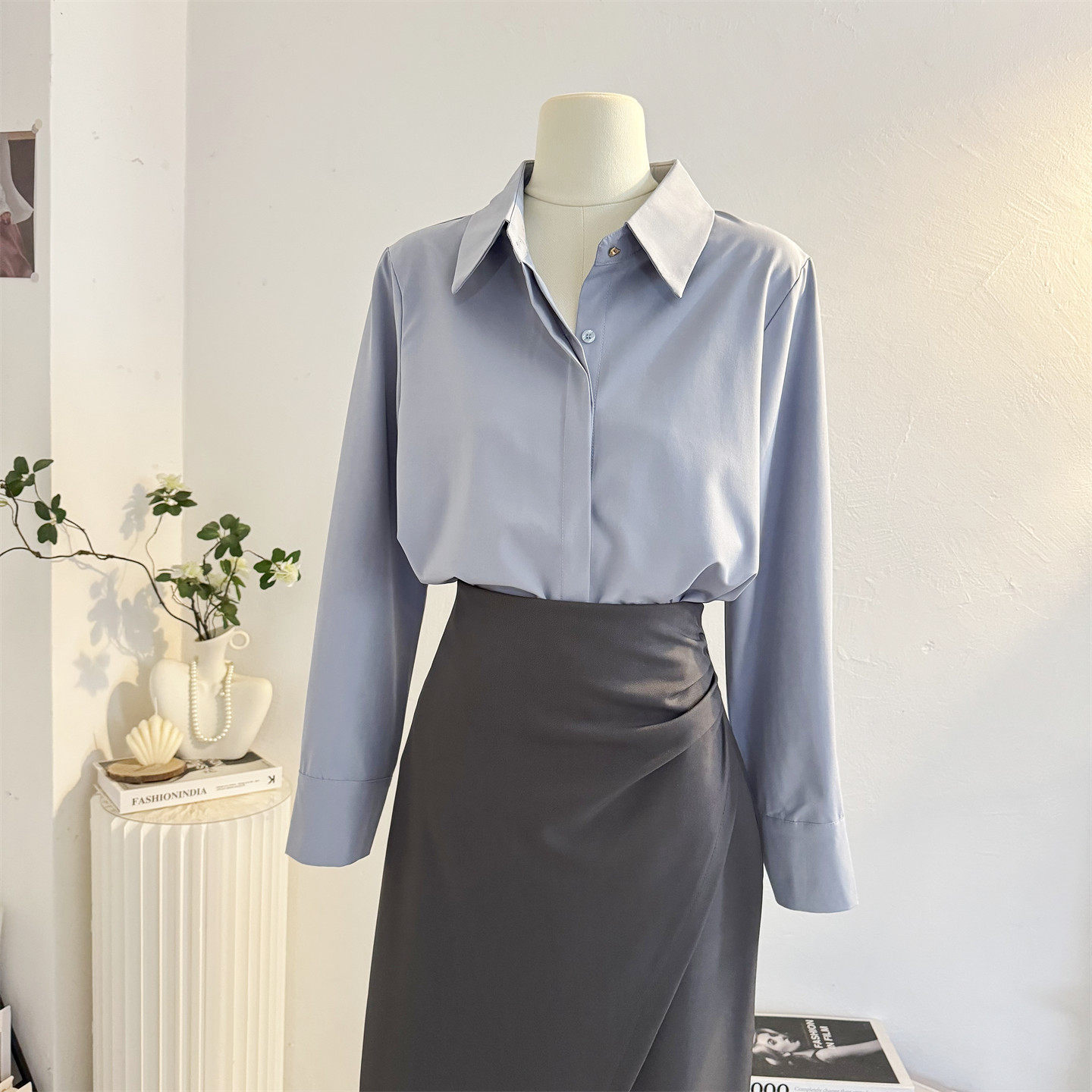 蓝色简约翻领长袖衬衫女2025秋宽松休闲气质通勤衬衣职业正装上衣