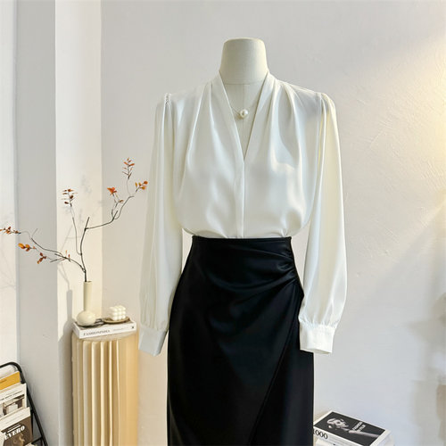 宽松法式气质长袖缎面珍珠链衬衫