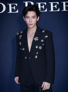 He刺野明星同款黑色西装外套男高级感小众玫瑰花痞帅风韩式西装
