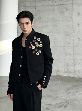 He刺野/轻奢黑色短款外套男个性徽章立领夹克宽肩宽松廓型夹克