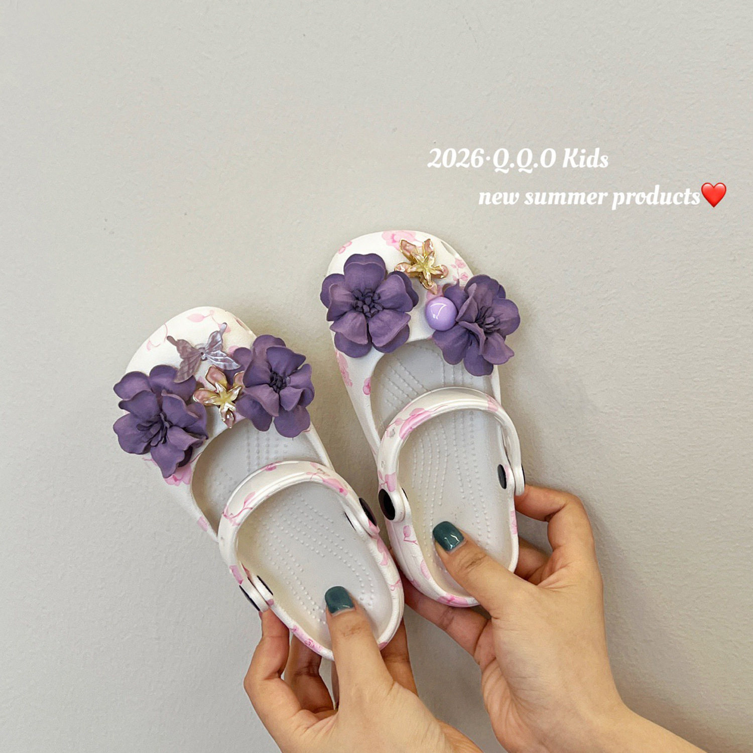QQO童鞋 2026夏款女童精致蝴蝶花朵装饰洞洞鞋时尚包头沙滩凉拖鞋