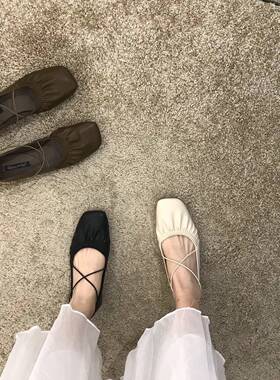 香港交叉带褶皱平底单鞋女2023新款黑色软皮奶奶鞋春季晚晚风船鞋