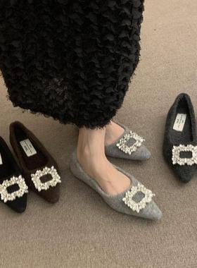 香港2025年新款冬季尖头加绒平底单鞋方扣配裙子晚晚风豆豆棉鞋女