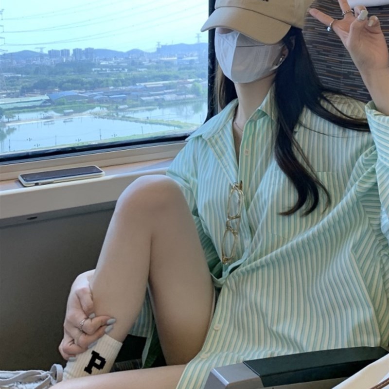 绿色衬衫女春秋薄款2025年新款长袖条纹开衫防晒宽松上衣衬衣外套