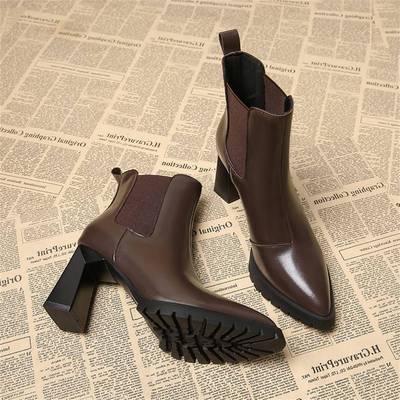 香港气质高跟短靴女秋冬2025新款真皮覆古棕色粗跟弹力尖头马丁靴