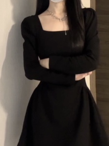 rod//韩系长袖小黑裙方领收腰设计连衣裙