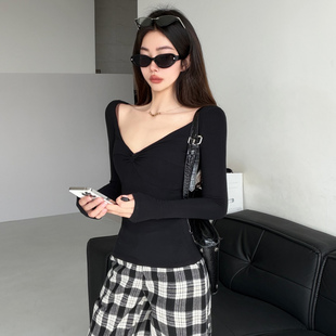 黑桃少女~轻熟心机风深V领长袖T恤女黑色修身显瘦打底衫薄款上衣