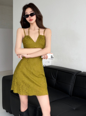 清迈游记~复古绿色吊带连衣裙女低胸露肩显身材气质包臀裙度假风