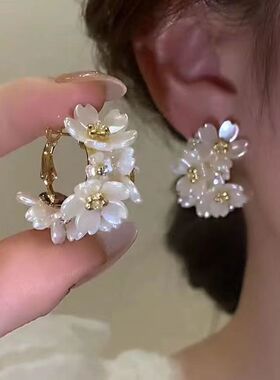 小众设计白色花朵耳环女2