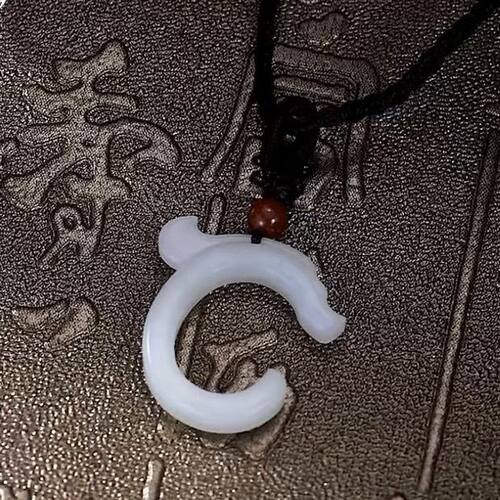新疆和田玉天然吊猪龙老