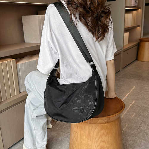 今年流行包包女2025新款时尚尼龙布包单肩斜挎包大容量休闲饺子包