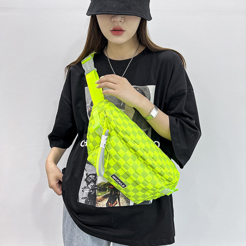 大容量潮牌格子欧美时尚胸包