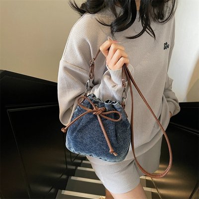韩系质感斜挎包包女2025年新款牛仔布复古小众设计抽绳单肩水桶包
