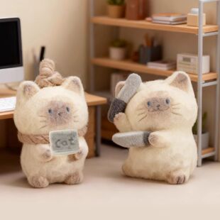 上班搭子毛绒猫猫PAI情绪开演绒FUFU摆件植绒树脂送朋友桌面摆件