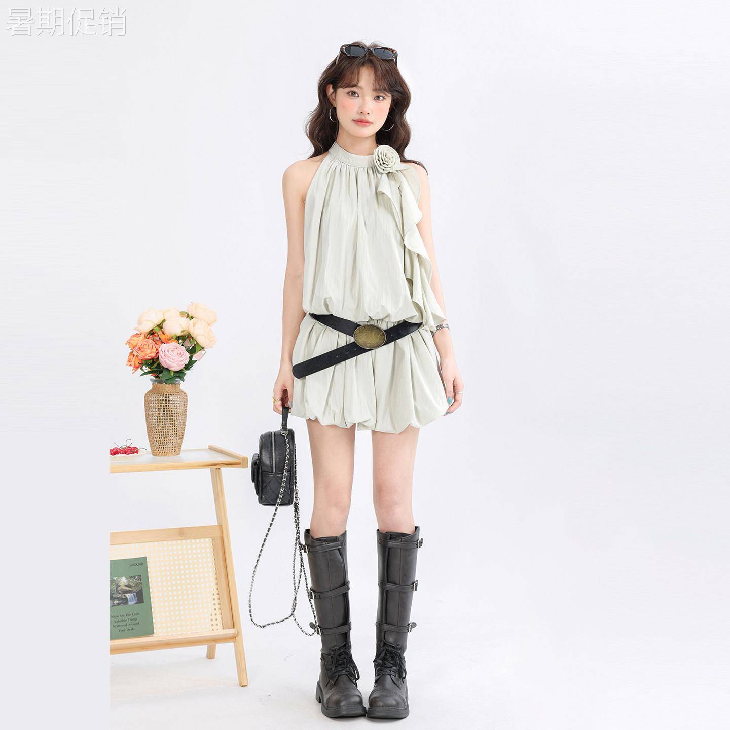 辣妹设计感挂颈洋装女夏季新款飘带立体花朵收腰无袖露肩短裙子