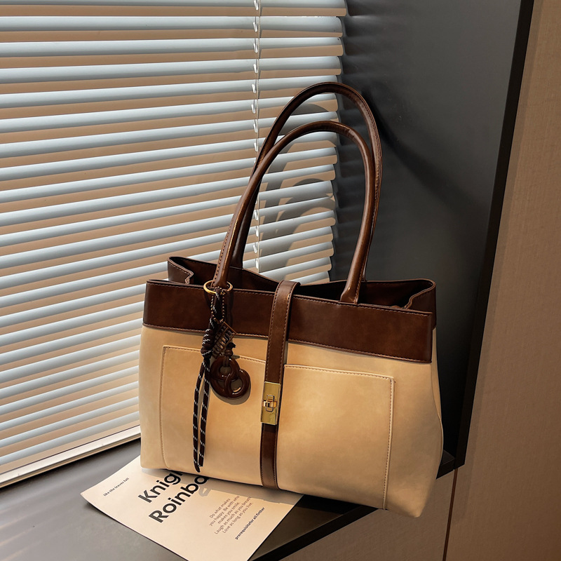 日本品质锁扣立体质感大容量2025新款撞色拼接复古单肩通勤腋下包