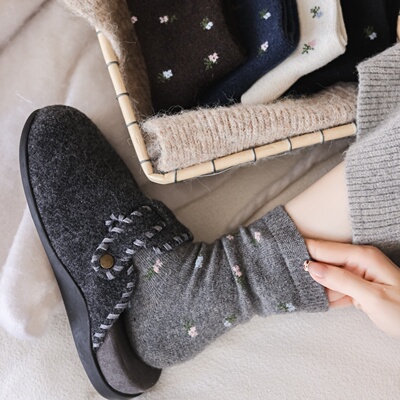 藏在裙摆间的优雅心机2025冬季法式黑色小碎花羊毛保暖中筒袜DF