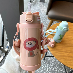 儿童保温杯带吸管316不锈钢宝宝幼儿园小学生便携水杯外出斜跨杯