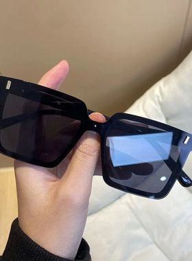 2025新款潮黑方形墨镜:防紫外线、潮PC树脂超清显瘦太阳镜
