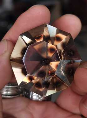 39.5x26.5mm196.78克拉巨无霸辐射核弹晶质铀镜像切割收藏品