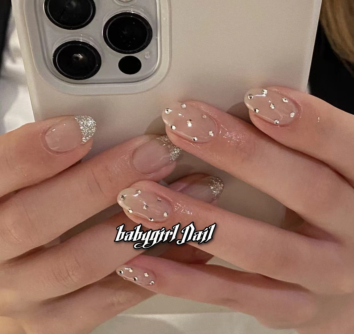BABYGIRL笨蛋美女-冷杏色温柔法式爆闪银箔鸳鸯小水钻甲片穿戴甲