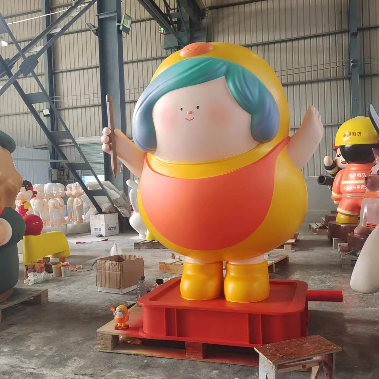 户外玻璃钢网红卡通雕塑定制商业街美陈装饰卡通公仔大型落地摆件