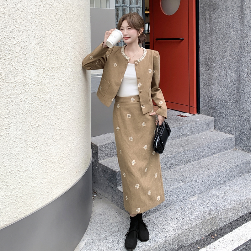 官网女装夏易菲实拍卡其色刺绣碎花短外套半身裙套装2025秋小香风