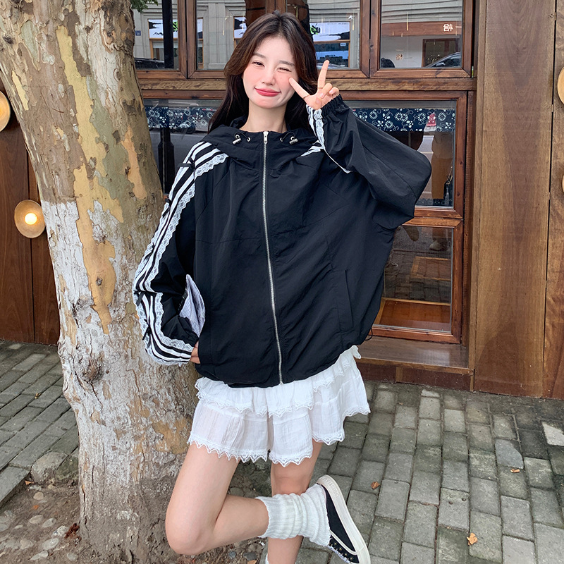 官网女装夏易菲实拍时髦小众拼色冲锋衣2025新款连帽边条蕾丝花边