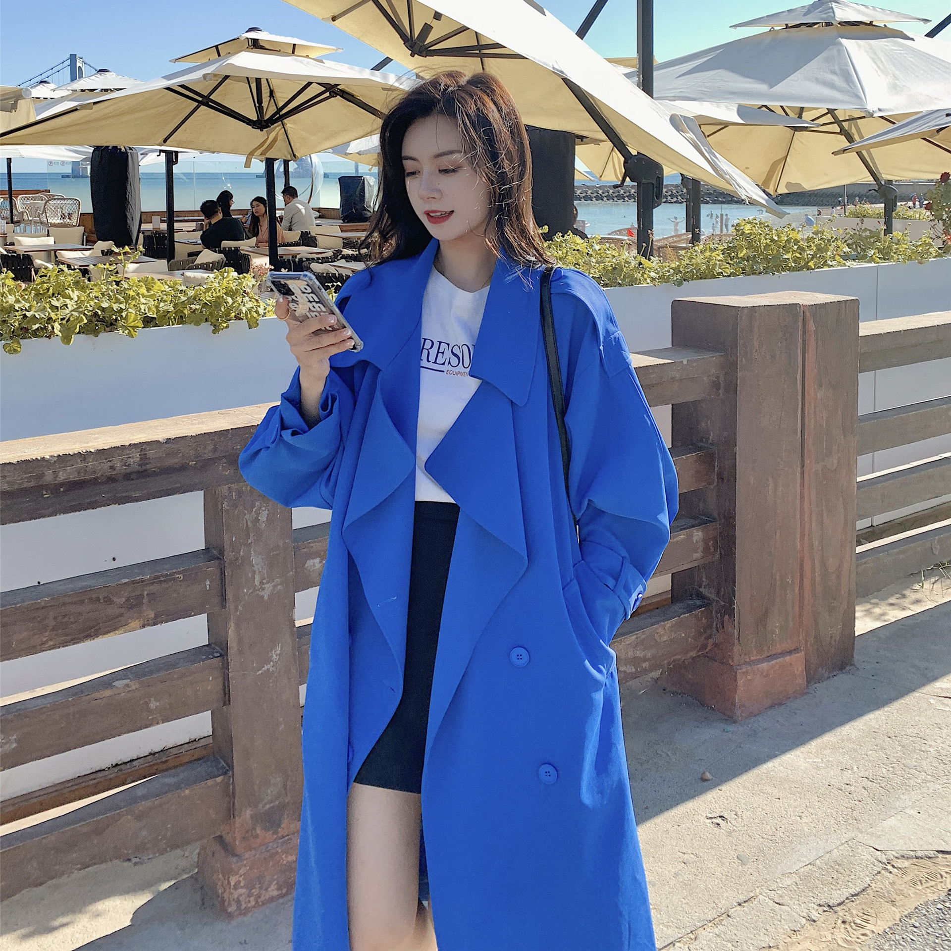 官网女装夏易菲实拍2025秋季流行克莱茵蓝色风衣女中长款大码显瘦