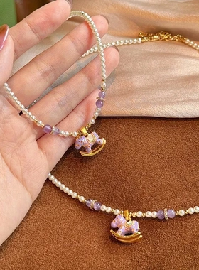 施家珍珠紫色小马吊坠项链配饰女夏季轻奢气质网红时尚锁骨链颈链