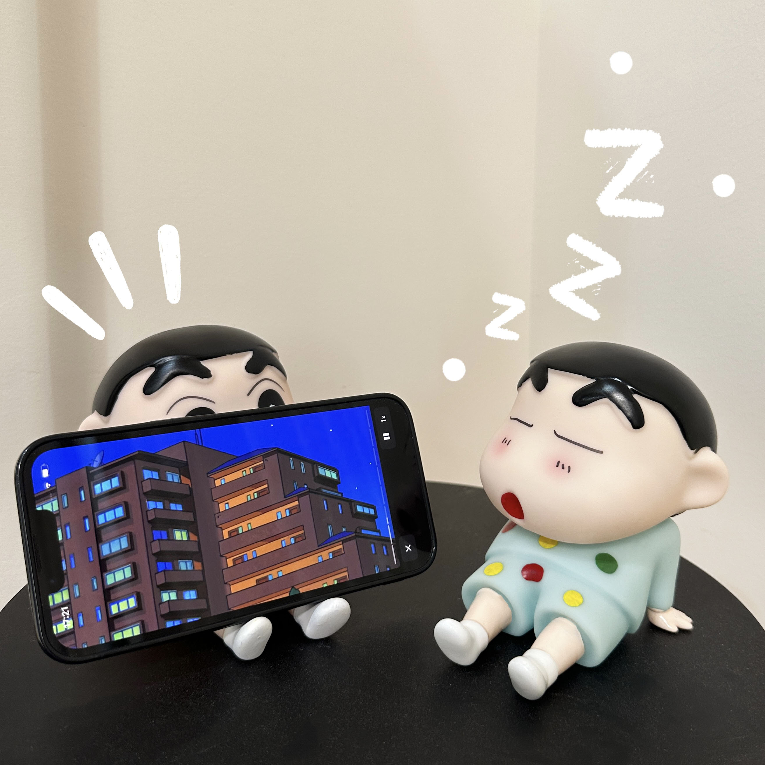 蜡笔小新手机支架桌面摆件潮玩
