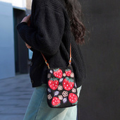 原创插画刺绣休闲手机包女斜挎袋迷你小包高级感女式 冬季 散步包包