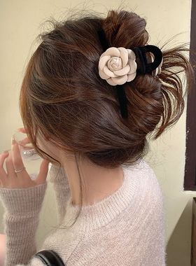 秋冬山茶花丝绒黑色大抓夹小香风立体高级感后脑勺鲨鱼夹法式发夹