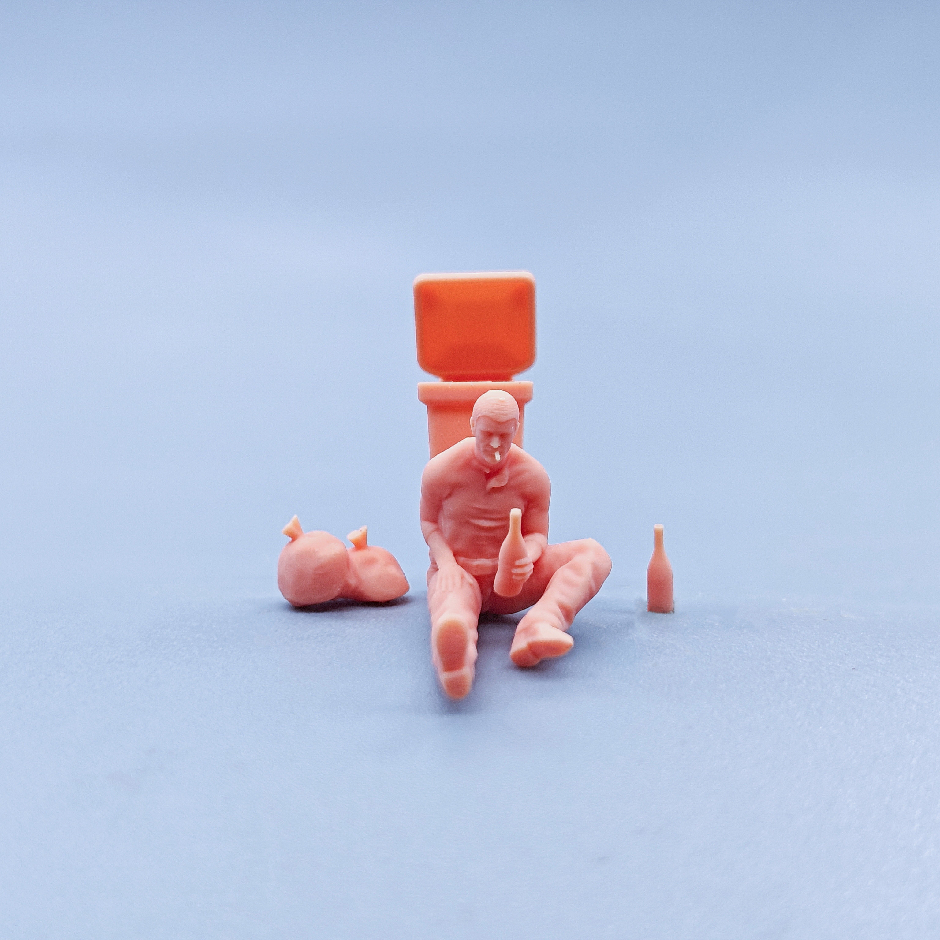 现货1:64人偶1:43微缩白模 靠在垃圾桶旁抽烟男 d820