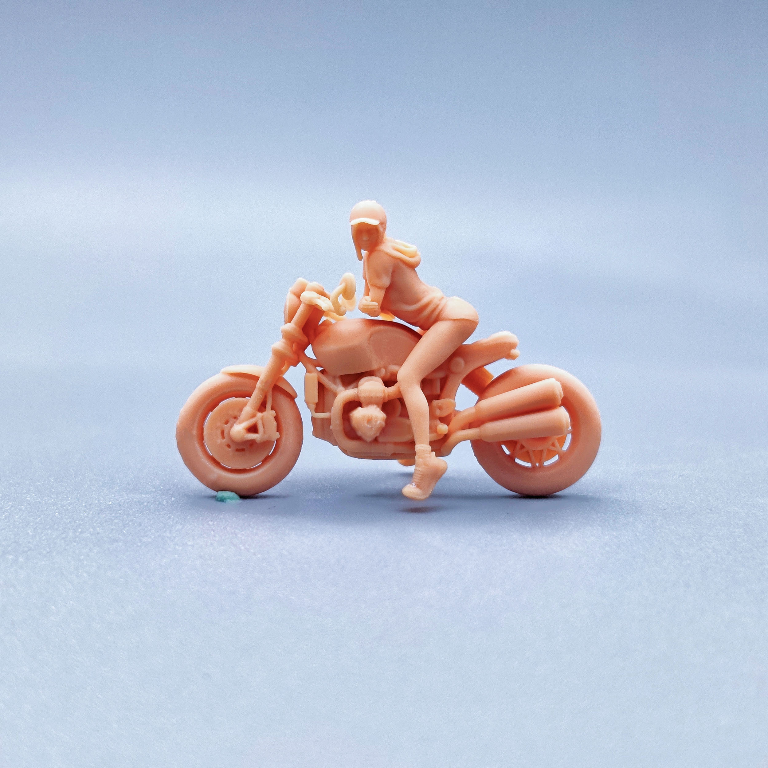 【嗯哼模型】1:64人偶1:43微缩 宝马拿铁摩托车 骑车女 W302