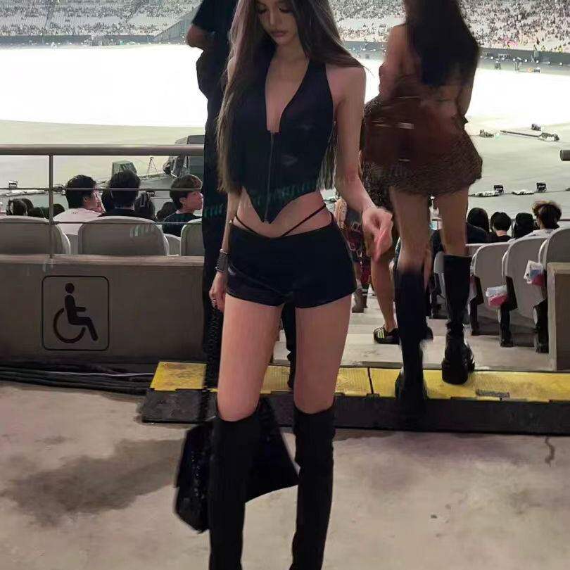 酷辣风黑色PU挂脖背心女夏短款季性感显瘦辣妹皮短裤流行时尚套装