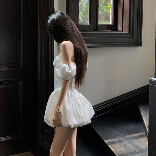 法式白色一字肩抹胸泡泡袖连衣裙