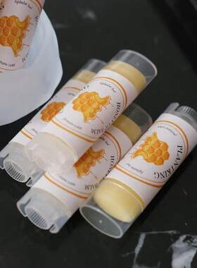 蜂蜜滋养。马鲁拉油手工润唇膏
