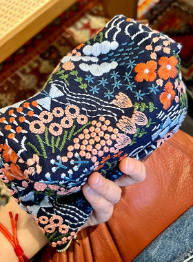 美摘民族风重工刺绣休闲度假花朵原创布艺化妆包女生随身手拿小包