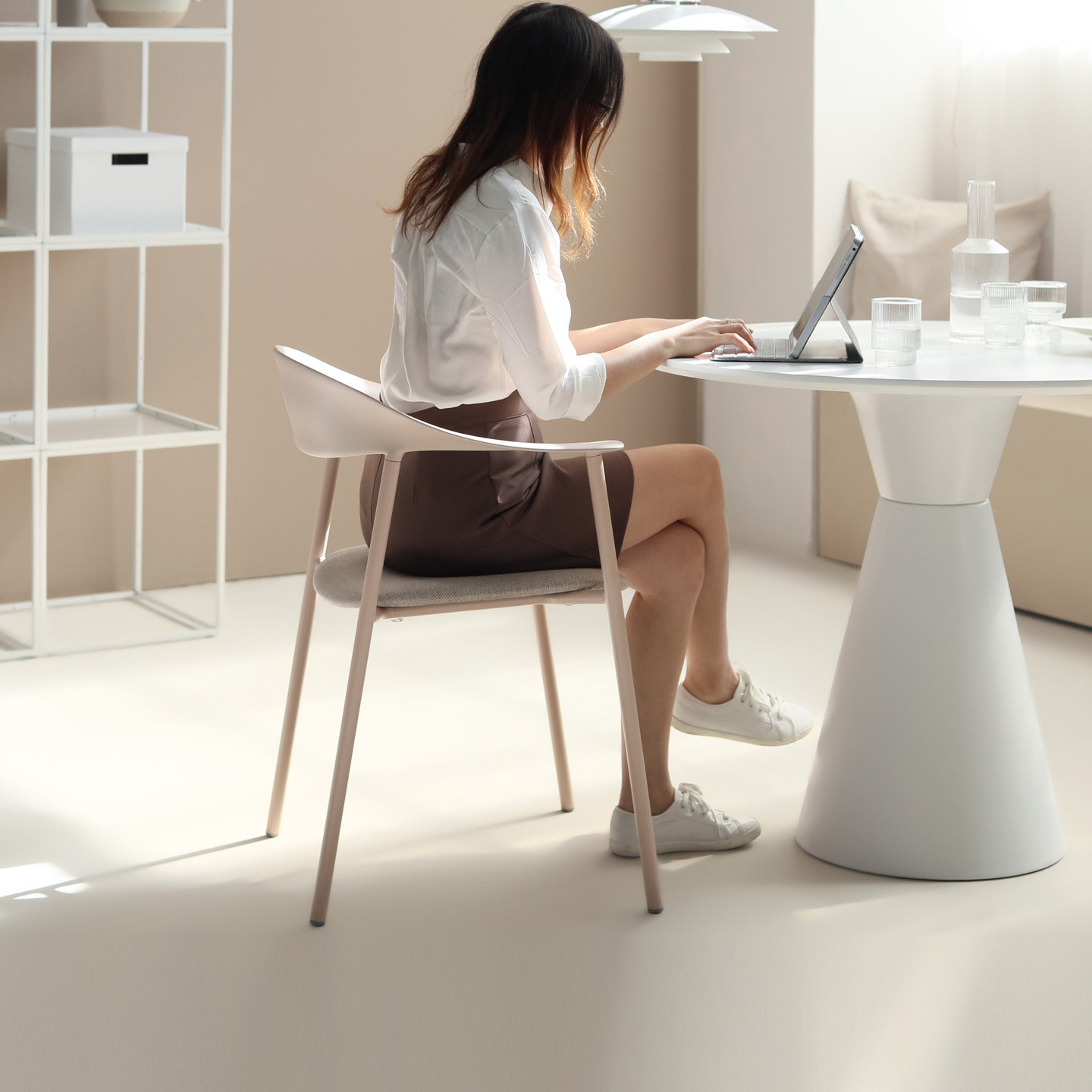 网红ins椅子现代简约家用北欧餐椅扶手靠背椅咖啡厅奶茶店洽谈椅