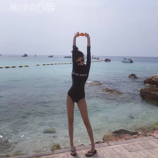 游泳衣女2025新款 显瘦遮肚保守连体度假 高级感钢托聚拢性感长袖
