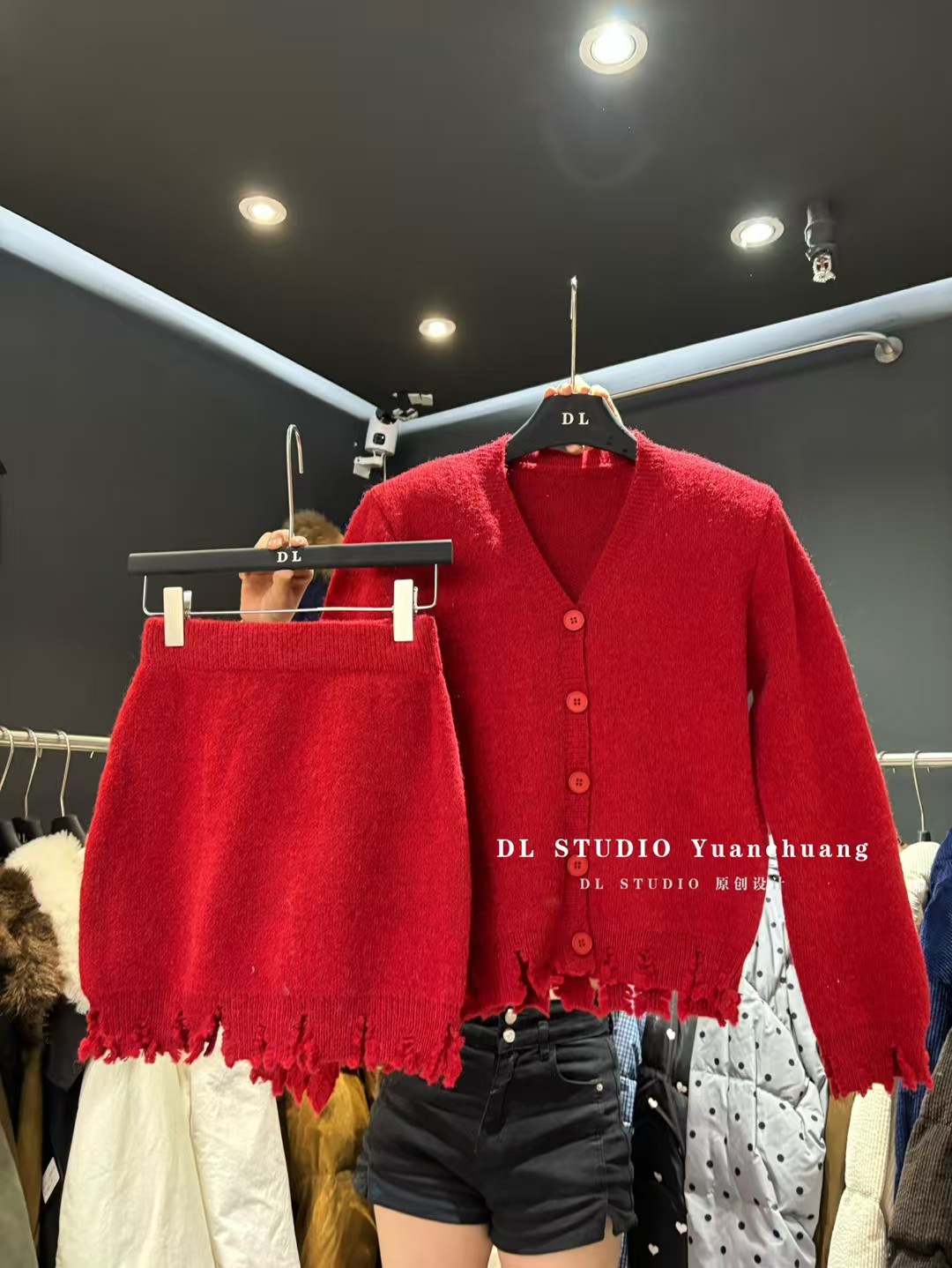 2025冬新年红色针织开衫高级感外套+流苏短裙破坏毛衣女两件套