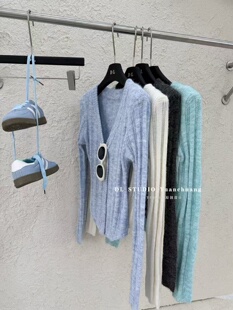 十三行2026春款新款修身显瘦V领垫肩针织衫女短款毛衣开衫B1122