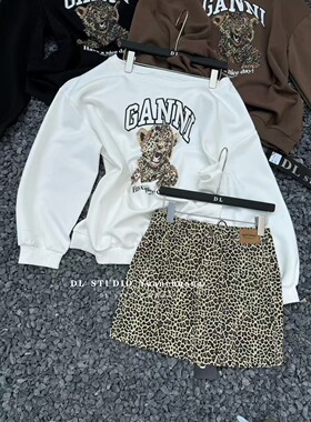 十三行2026春新款豹纹斜肩复古休闲印花卫衣女上衣牛仔豹纹裙搭配