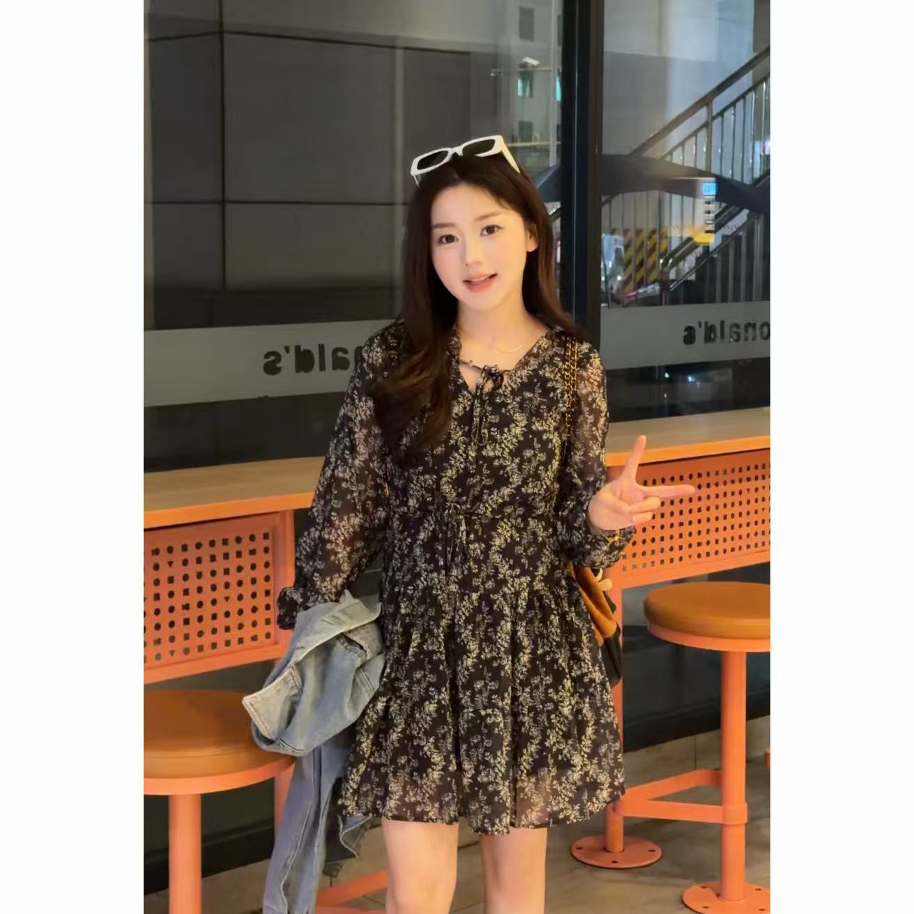 法式茶歇黑色碎花连衣裙女2026新款春季小个子气质超好看短裙子
