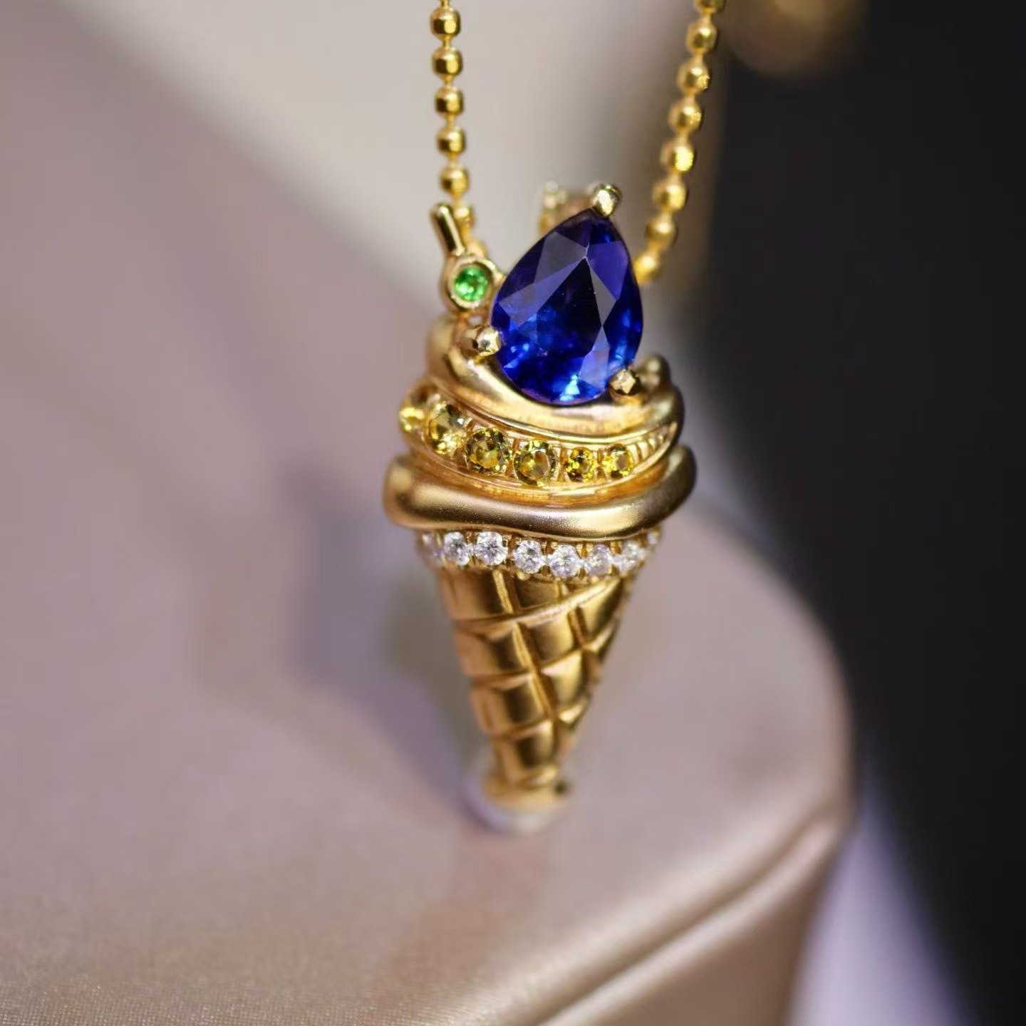 18K金钻石镶嵌 天然蓝宝石胸针吊坠两用款主石0.6克拉 冰淇淋设计,珠宝/钻石/翡翠,颈饰,淘宝优惠券,粉丝福利购,淘宝优惠卷