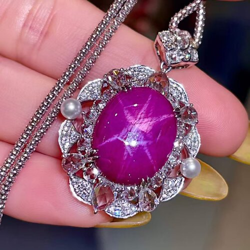 18K金钻石镶嵌 超大星光红宝石吊坠 主石17.09克拉 上身惊艳貌美